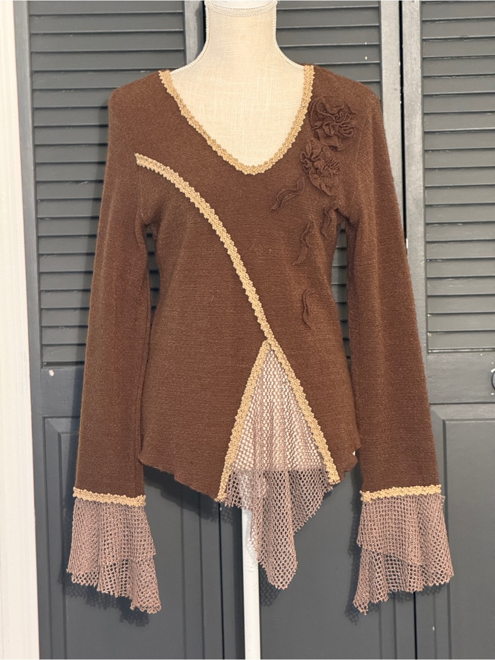 VTG Y2K Fairycore Brown Knit Top Floral Applique Fishnet Bell Sleeves Small DFML - Picture 2 of 8
